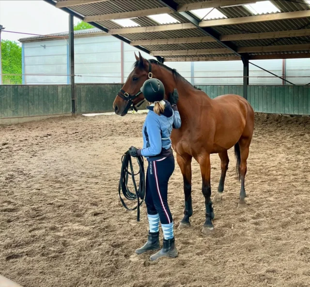 De meiden van @curio.paardensport.houderij hebben de afgelopen maanden hard gewerkt om de vaardigheden van het keuzedeel horsemanship onder de knie te krijgen. En met succes want vandaag sloot ook de laatste groep dit keuzedeel met een mooi resultaat af. Goed gedaan! 👏