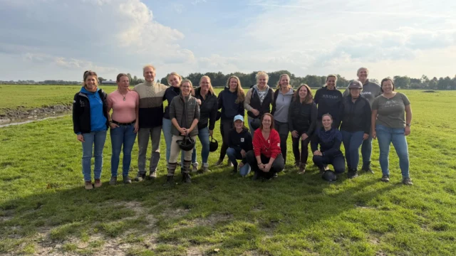 Een weekend met een buitenlands randje! ๐
Twee keer per jaar is het zover: onze buitenlandse instructeurs reizen af naar Nederland voor een lesweekend met niveau 3 รฉn het afnemen van praktijkexamens voor de ORUN3 opleiding tot Instructeur Paard & Gedrag.
Afgelopen weekend was het weer zo ver โ en wat een geslaagd weekend was het! Christiane Moeller en Loes Engelkes gingen samen met de niveau 3 studenten aan de slag met de jonge paarden. Vol inzet, groei en nieuwe inzichten. Wat hebben de studenten en de paarden weer veel geleerd dit weekend! Thanks so much for coming over again @christiane_moeller_ and @loesxengelkes. 
 #paardenbedrijf #paarden #jongepaarden #opleiding #trailerladen #paardentaal #Lichaamstaal #samenwerking #HorseBehavior #equine #Communicatie #jongpaard