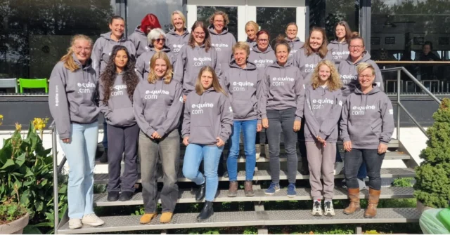 Afgelopen weekend was het de beurt aan onze nieuwe niveau 1-groep van de opleiding Instructeur Paard & Gedrag โ en wat een goede start was dat!
Tijdens het eerste lesweekend gingen ze in Gouda aan de slag met loswerken, grondwerk en werken aan de lange lijnen. Daarnaast kregen ze theorieles over paardenpsychologie van Annemarie. Het was een leerzaam en afwisselend weekend met een enthousiaste groep studenten. Super goed gedaan allemaal! ๐ช๐