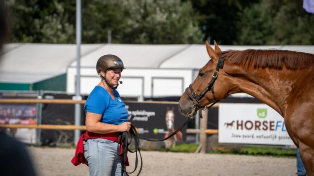 Nog anderhalve week tot de allereerste editie van Annemarieโs Special! โจ
Op 7 en 8 november gaat Annemarie met een groep enthousiaste deelnemers aan de slag met jonge paarden in Bergen. Deze eerste editie was binnen รฉรฉn dag uitverkocht, wat zijn we blij met de enorme interesse! ๐ด
We kunnen niet wachten om te zien hoe de deelnemers met de jonge paarden aan de slag gaan en te ervaren hoe de communicatie en de samenwerking groeit. Wij hebben er in ieder geval zin in.
 #trailerladen #opleiding #samenwerking #Lichaamstaal #Communicatie #equine #paardenbedrijf #paarden #paardentaal #jongpaard #HorseBehavior #jongepaarden