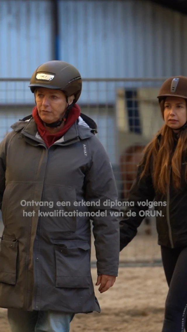 𝗛𝗲𝗯 𝗷𝗶𝗷 𝗷𝗲 𝗼𝗼𝗶𝘁 𝗮𝗳𝗴𝗲𝘃𝗿𝗮𝗮𝗴𝗱 𝘄𝗮𝗮𝗿𝗼𝗺 𝗲𝗲𝗻 𝗽𝗮𝗮𝗿𝗱 𝗿𝗲𝗮𝗴𝗲𝗲𝗿𝘁 𝘇𝗼𝗮𝗹𝘀 𝗵𝗲𝘁 𝗱𝗼𝗲𝘁?
Veel uitdagingen in training of omgang komen voort uit kleine misverstanden in communicatie.

𝗠𝗲𝘁 𝗻𝗶𝘃𝗲𝗮𝘂 𝟭 𝘃𝗮𝗻 𝗱𝗲 𝗼𝗽𝗹𝗲𝗶𝗱𝗶𝗻𝗴 𝗜𝗻𝘀𝘁𝗿𝘂𝗰𝘁𝗲𝘂𝗿 𝗣𝗮𝗮𝗿𝗱 & 𝗚𝗲𝗱𝗿𝗮𝗴 𝗹𝗲𝗴 𝗷𝗲 𝗱𝗲 𝗯𝗮𝘀𝗶𝘀 𝗼𝗺 𝗯𝗲𝘁𝗲𝗿 𝘁𝗲 𝗸𝘂𝗻𝗻𝗲𝗻 𝗹𝗲𝘇𝗲𝗻 𝗲𝗻 𝗯𝗲𝗴𝗿𝗶𝗷𝗽𝗲𝗻 𝘄𝗮𝘁 𝗷𝗲 𝗽𝗮𝗮𝗿𝗱 𝗷𝗼𝘂 𝗲𝗶𝗴𝗲𝗻𝗹𝗶𝗷𝗸 𝘃𝗲𝗿𝘁𝗲𝗹𝘁.
Tijdens dit eerste niveau:
- leer je het natuurlijke gedrag van paarden herkennen en interpreteren
- ontdek je hoe paarden leren en hoe je dat op een positieve manier kunt gebruiken in training
- ontwikkel je gevoel voor lichaamstaal en signalen van spanning en ontspanning
- werk je vanaf het begin praktisch met paarden

𝗕𝗲𝗻𝗶𝗲𝘄𝗱 𝗼𝗳 𝗱𝗶𝘁 𝗶𝗲𝘁𝘀 𝘃𝗼𝗼𝗿 𝗷𝗼𝘂 𝗶𝘀? 𝗞𝗼𝗺 𝗱𝗮𝗻 𝗻𝗮𝗮𝗿 𝗼𝗻𝘇𝗲 𝗴𝗿𝗮𝘁𝗶𝘀 𝗼𝗽𝗲𝗻 𝗼𝗰𝗵𝘁𝗲𝗻𝗱!

Tijdens deze ochtend:
- krijg je een helder beeld van de inhoud en opzet van niveau 1
- kun je al je vragen stellen aan ons team
- én ga je zelf aan de slag met paarden in de praktijk

📍 𝗭𝗼𝗻𝗱𝗮𝗴 23 november 𝗶𝗻 𝗚𝗼𝘂𝗱𝗮
👉 Meer info & aanmelden:
https://e-quine.com/opleiding/gratis-open-ochtend/