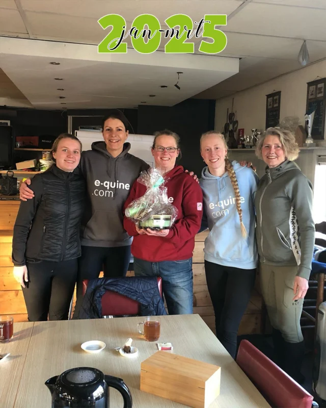 Nieuw jaar, nieuwe kansen! 

We startten 2025 goed met het vernieuwen van ons eigen online lesmateriaal. Het was destijds een van de eerste dingen die we online ontwikkelden en is nu na een behoorlijke opfrisbeurt helemaal klaar voor de komende jaren.
En dat is niet het enige dat vernieuwd werd, want ook onze website ging op de schop. Typisch zo’n klus die we al lang op de planning hadden staan, maar steeds wat naar achteren schoven omdat het toch stiekem altijd een behoorlijke klus is, maar wat zijn we trots op het eindresultaat!

Het was een kwartaal waarin het mbo-onderwijs een prominente rol in onze agenda had. Op verschillende scholen in het land wordt het keuzedeel horsemanship gegeven door een van onze instructeurs. Zo gaaf om te zien hoe deze jonge mensen zich in korte tijd alle technieken eigen maken. 

In maart gingen er weer nieuwe, enthousiaste studenten van start met zowel niveau 1, 2 als 3 van de erkende opleiding Instructeur Paard & Gedrag. Het is altijd weer een feestje om te zien hoe snel een groep onbekenden mensen met dezelfde passie elkaar vinden en binnen no-time een hechte groep vormen.

Stay tuned!