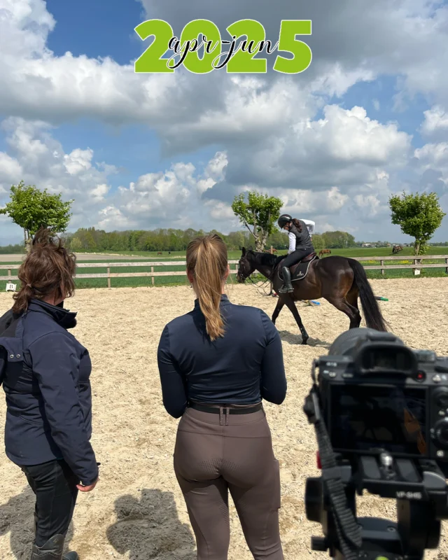 In het tweede kwartaal gingen we aan de slag met de ontwikkeling van nieuw lesmateriaal voor het MBO. Op veel hippische opleidingen wordt er gewerkt met het lesmateriaal van e-quine.com en het was tijd voor een uitbreiding op het bestaande aanbod. Samen met Marjolein Nieuwenhuis ontwikkelden we een mooie online cursus over rijtechniek.

In april waren we op bezoek op een bijzondere locatie, namelijk de studio’s van Aalsmeer waar Aeres Tech Productions gevestigd zit. Een mooie ontmoeting en de start van een nieuwe samenwerking voor 2026!

Ook stonden de praktijkexamens voor onze niveau 3 studenten op de agenda. Spannend, maar ook een prachtig moment om te zien hoe studenten zich in een paar jaar hebben ontwikkeld en hoe onze instructeurs als professionals met de paarden werken.

Achter de schermen werken we hard aan het diploma ORUN 2 Begeleider Paard & Gedrag. Een mooie aanvulling op ons portfolio, waarmee studenten na niveau 2 erkend les kunnen geven onder begeleiding. Dit kwartaal namen we afscheid van Lotte van Rosevelt. Zij vertrekt voor een lange reis met haar vriend, hond en camper en zullen we voorlopig missen als instructeur.

In mei stond het keuzedeel bij Lentiz centraal. Met deelnemers uit Zweden, België en Nederland werkten ze drie weken intensief aan hun trainingsskills vanaf de grond. Het voorjaar is ook evenementen- en demonstratieperiode: we gaven lezingen op de Dag van het oudere paard in Soest en verzorgden een trailerladdemonstratie bij het nationaal scholenconcours van de KNHS.

Nieuw dit jaar was de online summit paardenpsychologie in juni, met Chris Irwin, Machteld van Dierendonck, Emma Lethbridge en Thirza Hendriks. Een leerzame dag vol kennisdeling, die zeker voor herhaling vatbaar is!
