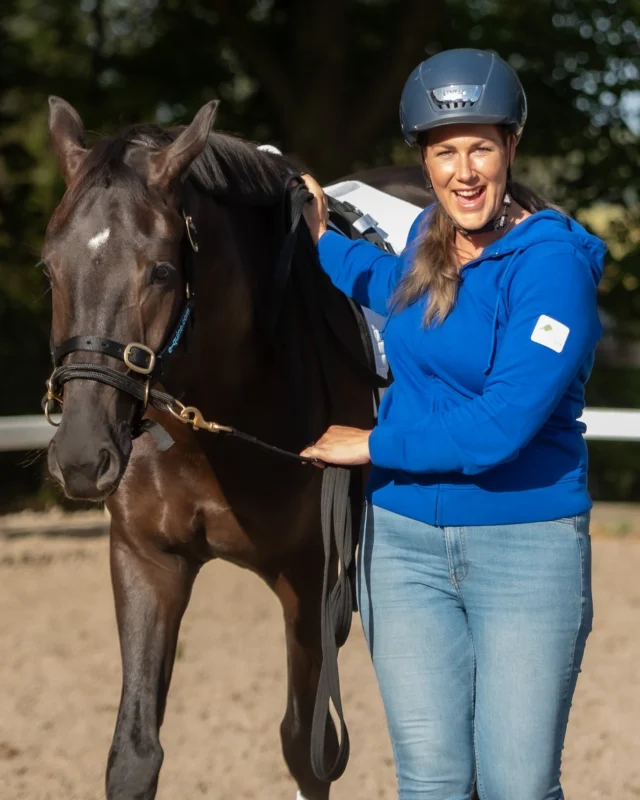 Sterkte met de laatste loodjes Sanne!

Onze hoofddocent Sanne verwacht binnenkort haar tweede kindje. Hoewel we haar vakkennis, scherpe blik en gezelligheid in de lessen onwijs missen — en we weten dat de studenten dat ook doen — is het gelukkig maar van tijdelijke aard.

Terwijl Sanne geniet van deze bijzondere tijd, kijken wij (stiekem) alvast uit naar haar terugkomst. Vanaf mei is Sanne hopelijk weer van de partij en zal ze weer als vanouds te vinden zijn als docent tijdens de lesweekenden!

Sanne, we wensen je heel veel geluk, een prachtige kraamtijd en natuurlijk heel veel sterkte met de laatste loodjes. Geniet ervan! 💖