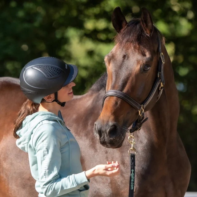 *VOL*!
𝐆𝐑𝐀𝐓𝐈𝐒 𝐥𝐞𝐬 𝐤𝐫𝐢𝐣𝐠𝐞𝐧? 𝐃𝐚𝐭 𝐤𝐚𝐧!

Op zondag 1 februari verzorgen derdejaars studenten van e-quine.com een lesdag bij de Goudse Manege in Gouda! Deze studenten staan klaar om jou een privéles te geven in een onderwerp naar keuze. De lessen zijn onderdeel van hun opleiding en jij kunt hier gratis aan meedoen.

Je kunt aan de slag met grondwerk, longeren met dubbele lijnen, loswerken of obstakeltraining. De lessen duren ongeveer een half uur en worden gegeven met een manegepaard. Het is ook mogelijk om twee lessen op dezelfde dag te volgen, afhankelijk van de planning. Iedereen is welkom, of je nu veel of weinig ervaring hebt en deelname is gratis!

 𝗪𝗮𝗻𝗻𝗲𝗲𝗿? Zondag 1 februari 2026
 𝗧𝗶𝗷𝗱? Ochtend (lessen tussen 10:00-13:00)
 𝗪𝗮𝗮𝗿? De Goudse Manege in Gouda
 𝗞𝗼𝘀𝘁𝗲𝗻? Gratis
 𝗔𝗮𝗻𝗺𝗲𝗹𝗱𝗲𝗻? Stuur een e-mail naar info@e-quine.com en geef aan welk onderwerp jouw interesse heeft. Mocht je voorkeur hebben voor een tijd geef dit dan direct aan.

Er is gelimiteerd plek en vol = vol, dus wees er snel bij. We zien je graag op 1 februari!