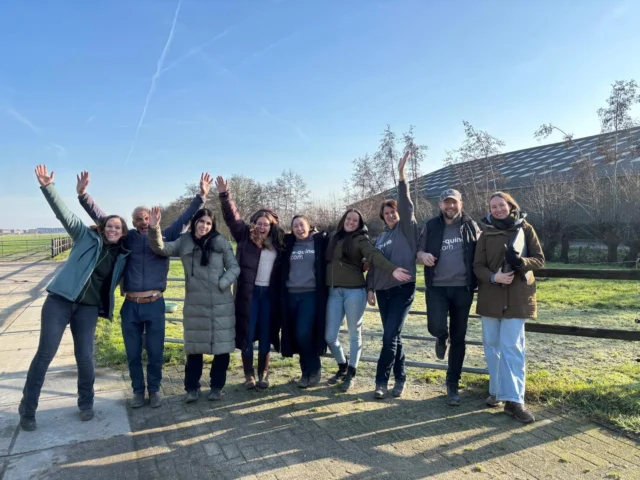 Zie je die blije gezichten? Deze mooie mensen deden vandaag examen voor niveau 2 Instructeur Paard & Gedrag. Een meetmoment waarop het iedere keer weer fantastisch is om te zien hoe alles bij elkaar komt. En wát een groepsgevoel. Hier hoop je aan het begin van niveau 1 altijd wel op, maar om dan aan het einde van 1,5 jaar te zien hoe behulpzaam en ondersteunend iedereen naar elkaar is, is een cadeautje. Voor sommigen zit de reis bij ons erop, en ook dat is oké want je mag bij ons ieder jaar opnieuw beslissen. Van een groot deel hoeven we gelukkig nog geen afscheid te nemen, want zij starten volgende maand met niveau 3. Meer werken met de jonge paarden, paarden met bepaalde uitdagingen, meer lesgeven en eigenaren begeleiden. Wij kijken er naar uit. Voor nu: geniet van dit behaalde resultaat, wij zijn trots! 🤩