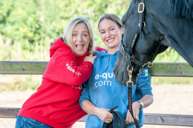 Vandaag was weer zo’n dag waarop we zagen dat ons werk geen geen grenzen (of provincielijnen) kent. Esther en Annemarie waren zo'n 180 kilometer uit elkaar aan het werk...

📍 In het zuidwesten (Nisse, Zeeland) was Esther vandaag bij MBO Scalda om examens af te nemen. Onder begeleiding van instructeur Nicolette Bleij hebben deze MBO studenten het keuzedeel Horsemanship afgerond. Een mijlpaal voor deze toekomstige professionals!

📍 In het noorden (Bergen, Noord-Holland) geeft Annemarie les tijdens de drukbezochte "Annemarie Specials". Met 9 enthousiaste deelnemers duikt ze in op de communicatie & het werken met jonge paarden. 

Honderden kilometers afstand maar met dezelfde missie. Trots op ons team en alle studenten die vandaag weer een stapje verder zijn gekomen in hun ontwikkeling! 
#equinecom #horsemanship #zeeland #noordholland #paardenopleiding #missie #paardenwelzijn #scalda