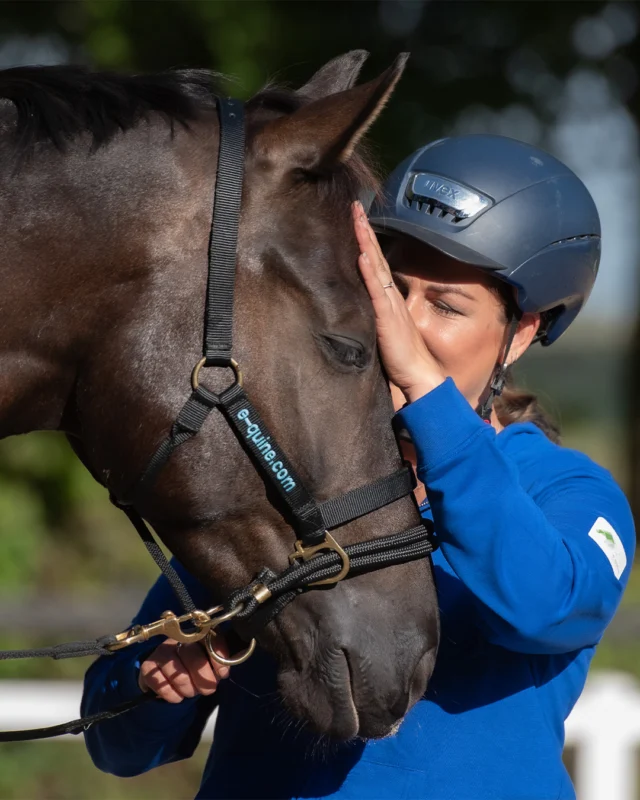Vorig jaar sprak Emma Lethbridge tijdens ons Online Summit over Paardenpsychologie over trauma bij paarden. Haar lezing werd door deelnemers ontzettend goed ontvangen en dat is niet zo vreemd.

Emma combineert een diepe wetenschappelijke kennis van het brein met tientallen jaren ervaring met paarden. Ze heeft een achtergrond in neuroscience en neuropsychologie (PhD) en specialiseert zich in gedrag, emoties en welzijn bij paarden. 

Omdat er zoveel interesse was in dit onderwerp, hebben we Emma opnieuw uitgenodigd! Dit keer voor een verdiepende webinarserie met twee sessies.

In deze serie gaan we dieper in op vragen zoals:
• Wat zijn stress en trauma bij paarden eigenlijk?
• Hoe herken je de signalen?
• Wat gebeurt er in het brein van een paard bij trauma?
• En hoe kun je paarden helpen herstellen en meer ontspanning vinden?

📅 14 april – Stress & trauma begrijpen
📅 22 april – Praktische manieren om stress te verlagen en herstel te ondersteunen

Wil je meer leren over dit fascinerende en belangrijke onderwerp?
Bekijk de webinarserie hier:
https://e-quine.com/product/webinarserie-trauma-stress-paarden/