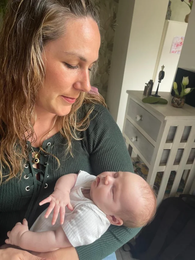 Kijk nou die Sanne en haar lieve kleine meid! 🥰

We lopen een beetje achter want ondertussen is baby Liv al 6 weken oud. Ze gaan beiden goed en wij worden heel blij van de updates die we krijgen. 

Zo leuk om te merken hoe geliefd Sanne is als docent. Elk lesweekend krijgen we wel een vraag hoe het met haar gaat van een student. Daarom dachten we leuk om deze foto (uiteraard met toestemming van trotse moeder) te delen. 

Gefeliciteerd lieve Sanne, geniet nog even van je verlof en tot snel!❤️

#instructeurpaardengedrag #paardenmeisje #paardenopleiding #paardenbaby @sannegoorden