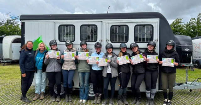 Wat een mooie afsluiting van drie leerzame weken! 🐴✨

9 meiden van @lentiz_mbo_maasland @lentizmbohippischeopleidingen hebben het keuzedeel Horsemanship succesvol afgerond. Vorige week mochten zij hun diploma in ontvangst nemen en daar zijn we trots op!

Tijdens het keuzedeel hebben zij gewerkt aan hun kennis van paardengedrag, communicatie en horsemanship. Met als resultaat: 100% geslaagd! 🎓

Gefeliciteerd dames, jullie hebben het verdiend! 👏

 #vertrouwen #loswerken #paardentraining #paardengedrag #horsemanship #paardenwelzijn #paardenkennis #opleiding #paarden