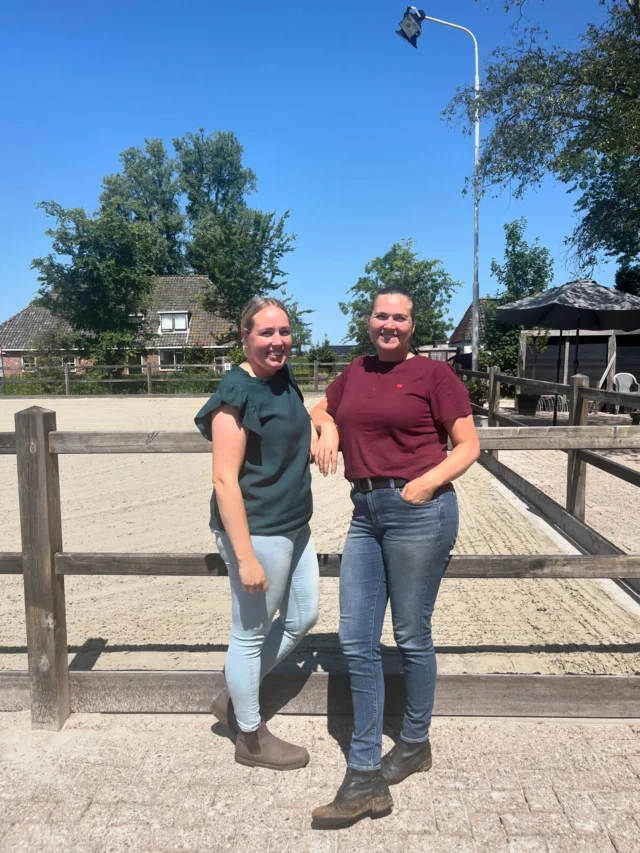 Zie je deze twee toppers? Fleur en Sandra leerden elkaar kennen bij ons tijdens de opleiding Instructeur Paard & Gedrag. Inmiddels vormen zij samen onze ‘dependance Friesland’ en geven ze beiden les aan de MBO studenten van Aeres in o.a gedrag. Afgelopen periode mochten zij in Leeuwarden het keuzedeel begeleiden wat wij afgelopen donderdag geëxamineerd hebben. En met succes, want wát een hoog niveau lieten deze meiden zien. Bedankt voor deze leuke samenwerking! 🙏🏼