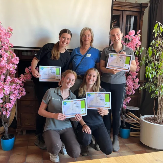 Vandaag stonden de examens van het keuzedeel Horsemanship bij Lentiz op het programma. 🐴🎓 @lentizmbohippischeopleidingen 

Wat hebben de dames het goed gedaan! Wat hebben ze mooie sessies neergezet. Leuk om te zien hoeveel ontwikkeling iedereen heeft doorgemaakt.

Van harte gefeliciteerd met jullie resultaat! We wensen jullie een hele fijne zomervakantie toe. Geniet ervan en ga met een goed gevoel de vakantie in! ☀️🍀