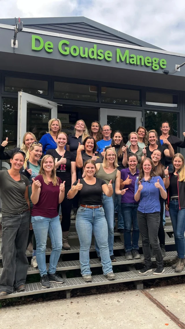 Kennis delen, elkaar inspireren en samen de puntjes op de i zetten: dat stond centraal gisteren tijdens de docentendag voor onze eigen instructeurs en MBO-docenten die niveau 1 of 2 verzorgen voor hun studenten!

Het was een fantastische en gevarieerde dag. In de ochtend doken we in de nieuwste ontwikkelingen binnen e-quine.com en de paardenwereld, testten we onze kennis via een procedurespel en werkten we in teams aan praktijkvideofilmpjes.

Na de lunch was het tijd om de handen uit de mouwen te steken in de praktijk. Met elkaar sparren, leren van elkaars expertise en direct nieuwe inspiratie opdoen voor onze lessen. Uiteraard sloten we de dag in stijl af met een gezellige borrel! 🥂

Het was genieten om te zien hoeveel passie en ervaring er in ons docententeam zit. Wij zijn weer helemaal klaar voor een prachtig nieuw lesseizoen!

#paardenopleiding #paardengedrag #instructeurpaardengedrag #paardeninstructeur #annemarievandertoorn