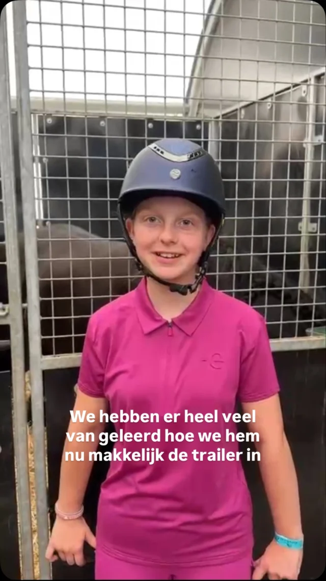 Horse Event dag 2 stond in het teken van Abby en haar toppony King! King wil vanalles voor haar doen, maar rustig de trailer oplopen behoort nog niet tot de opties. Het liefste parkeert hij zichzelf aan de zijkant van de klep. Ook over een andere ondergrond lopen vindt hij maar niks. Gisteren mochten we twee keer met hem aan de slag en wat een feestje was dat met deze twee! #horseevent #trailerladen
